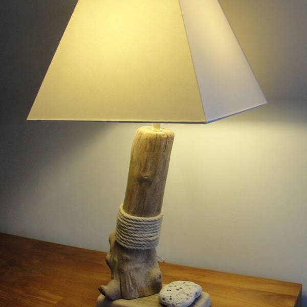 Pied de lampe design épuré en bois flotté et corde couleurs nature