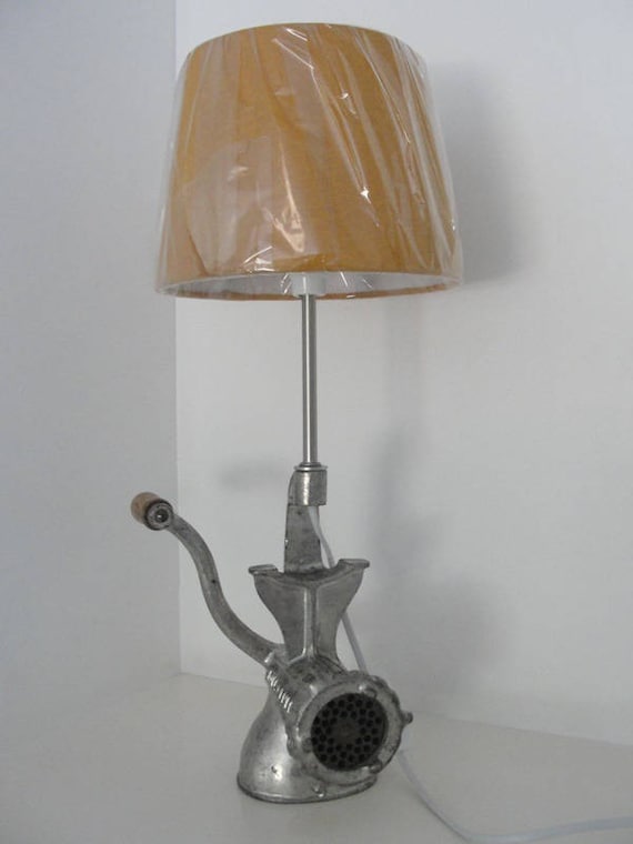 Lampe objet détourné hachoir à viande vintage Lampe objet détourné hachoir à viande vintage
