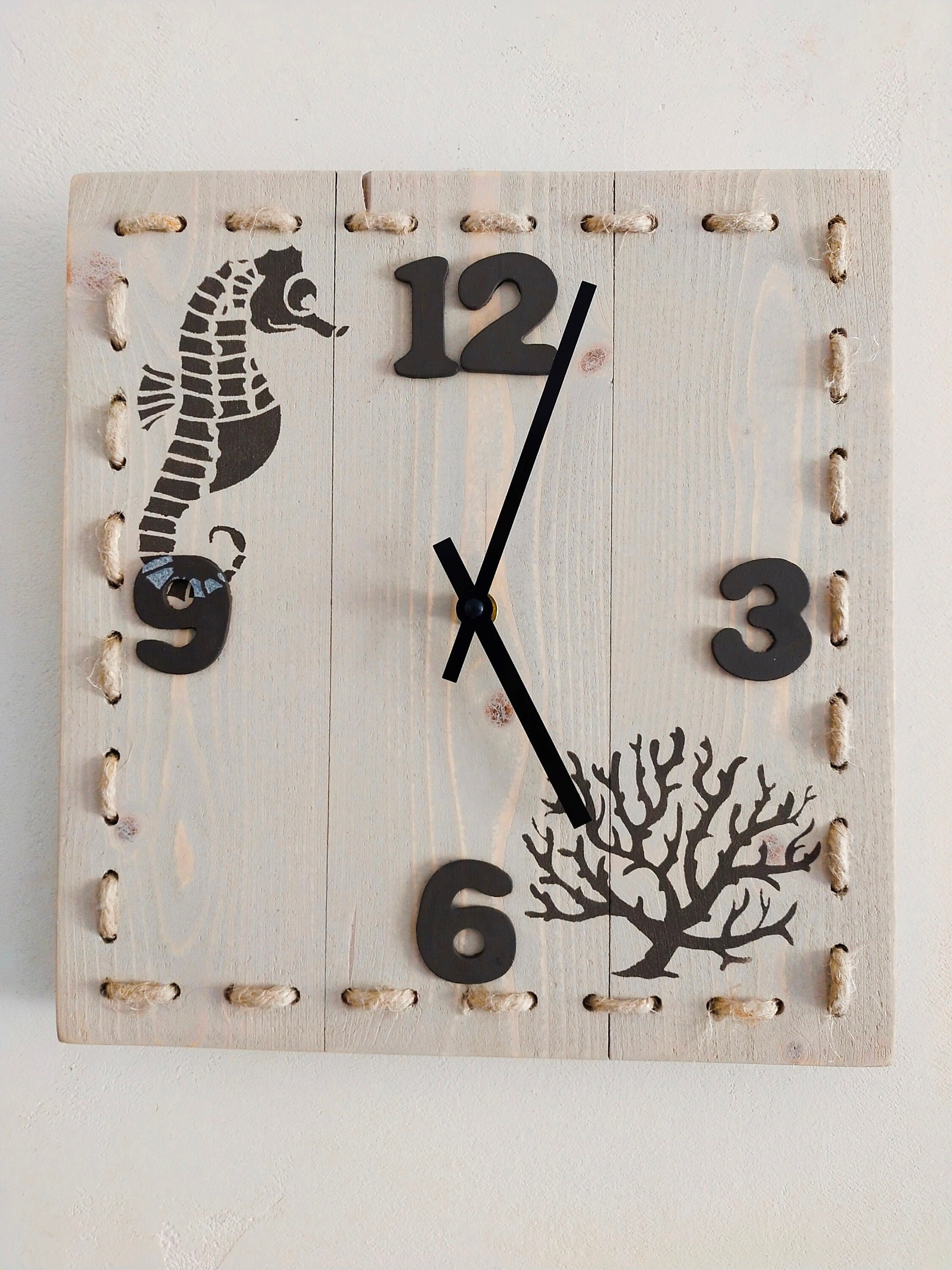Horloge en Pin Déco Bord de Mer, Hippocampe et Corail