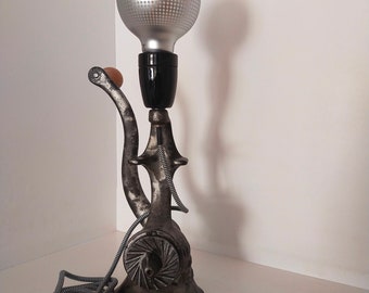 Lampe détournée hachoir à viande en métal vintage