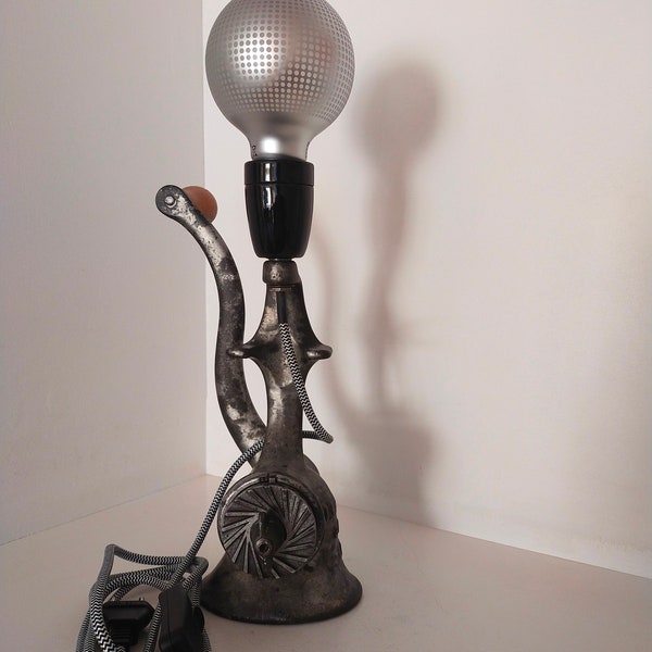 Lampe détournée hachoir à viande en métal vintage