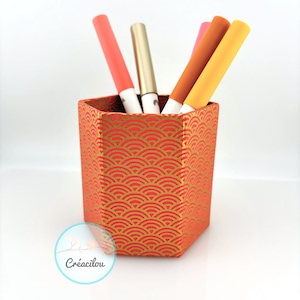 POT à CRAYONS hexagonal en carton - Rose corail et or - Motifs géométriques en vagues Seigaiha - Papier japonais washi
