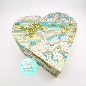 BOITE en BOIS COEUR - Boîte Déco Bijoux - Papier japonais - Ouverture aimantée - Tons Bleu, Rose, blanc, gris, vert - Motifs Jardin japonais