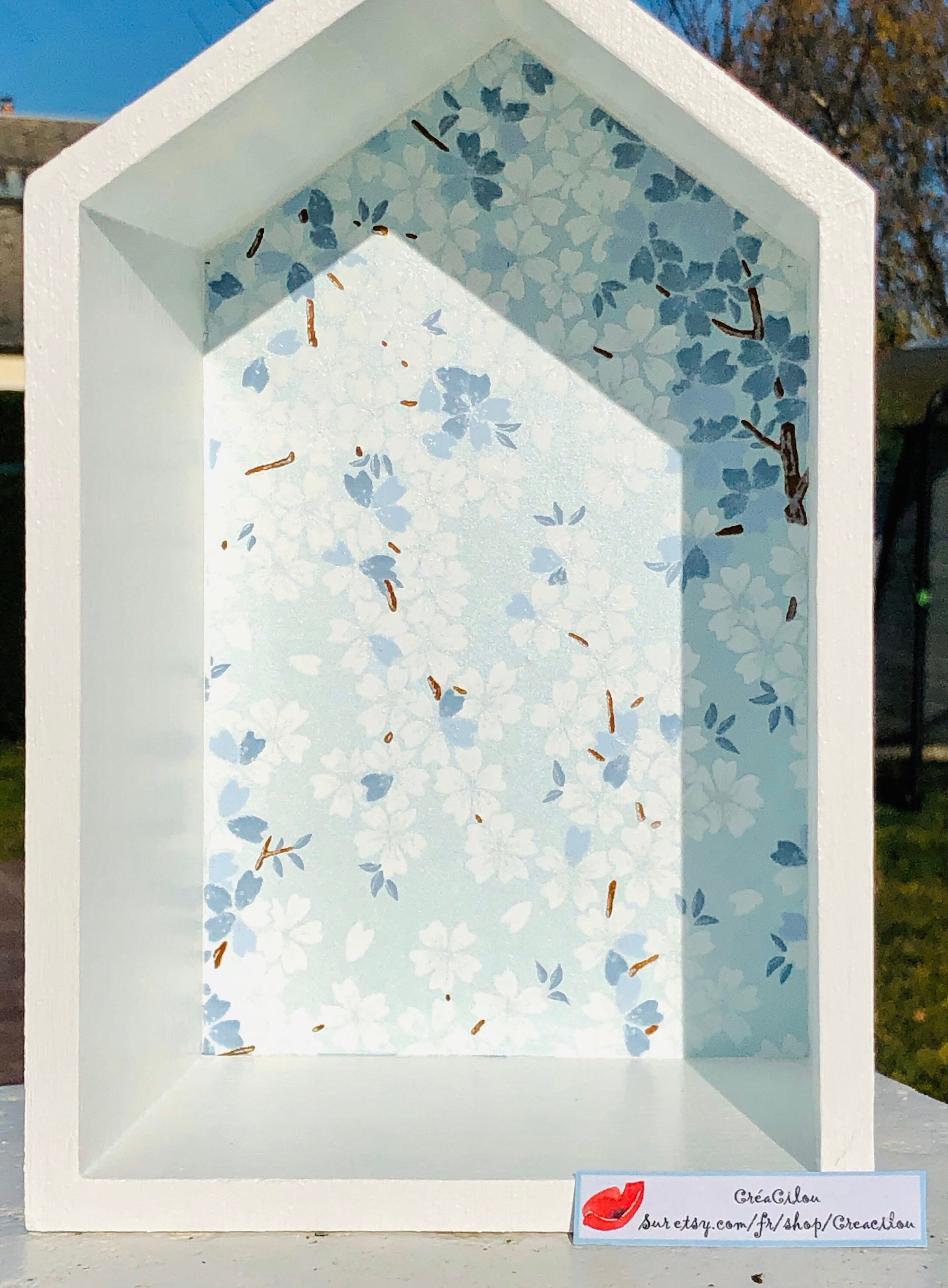 Étagère en Bois Peint Forme de Maison et Tapissée Papier Japonais Blanc/Bleu/Bleu Pâle 18x30, 6 cm