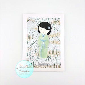 CARTE POUPEE KOKESHI Japonaise et Fleurs - Texte "Félicitations" - Naissance, diplôme… - Aquarelle / papier japonais - Tons vert, bleu, noir