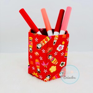 POT à CRAYONS hexagonal en carton - Rouge et multicolore - Motifs « kokeshi et fleurs » - Papier japonais washi
