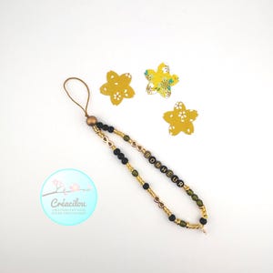 JOYERÍA / Correa / Colgante / Accesorio para móvil - Texto "Felicidad" - Cuentas, dije de estrella - Tonos dorado, negro y caqui