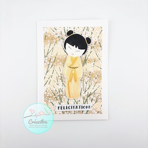 CARTE POUPEE KOKESHI Japonaise et Fleurs - Texte "Félicitations" - Naissance, diplôme… - Aquarelle / Papier japonais - Tons vert, doré, noir