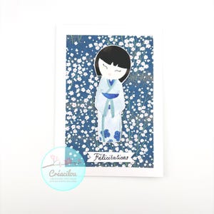 CARTE POUPEE KOKESHI Japonaise et Fleurs - Texte "Félicitations" - Naissance, diplôme… - Aquarelle / papier japonais - Tons vert, doré, noir