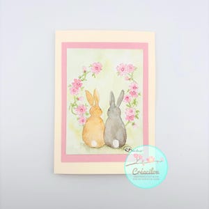 CARTE Petits Lapins et couronne de Feurs - Aquarelle originale - Sans texte - Esprit romantique et floral - Tons orangé, gris, vert et rose