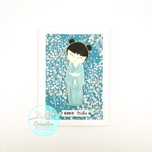 CARTE POUPEE KOKESHI Japonaise et Fleurs - Texte "Good Vibes" - Positivité - Aquarelle / papier japonais - Tons bleu canard, vert d'eau