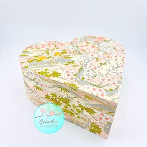 BOITE en BOIS COEUR - Boîte Déco Bijoux - Papier japonais - Ouverture aimantée - Tons Rose, blanc, vert, gris, doré - Motifs Jardin japonais