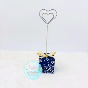 Porte PHOTOS MÉMO CARTE avec tige en cœur - Esprit amour St Valentin -  Socle bois, papier washi, nœud - Motifs fleurs - Bleu, blanc et or