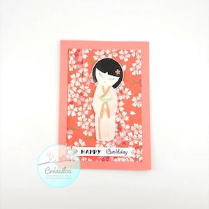 CARTE POUPEE KOKESHI Japonaise et Fleurs - Anniversaire - Texte Happy Birthday - Aquarelle et Papier japonais - Tons corail, vert et noir