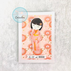CARTE POUPEE KOKESHI Japonaise et Ombrelles - Positivité - Texte "La Vie est Belle" -  Aquarelle / papier washi - Tons rose, corail, or