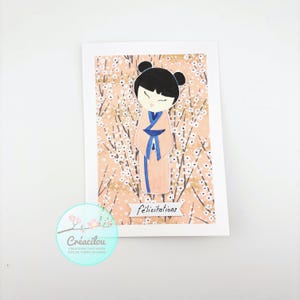 CARTE POUPEE KOKESHI Japonaise et Fleurs - Texte "Félicitations" - Naissance, diplôme… - Aquarelle / papier japonais - Tons rose, bleu, noir