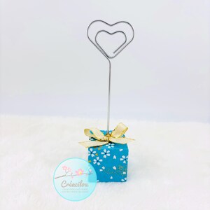 Porte PHOTOS MÉMO CARTE avec tige en cœur - Esprit amour St Valentin -  Socle bois, papier washi, nœud - Motifs fleurs - Bleu, blanc et or