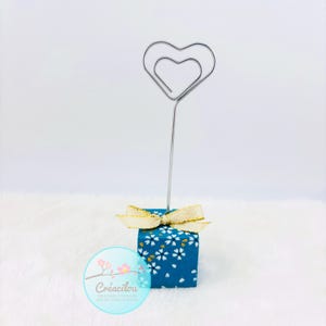 Porte PHOTOS MÉMO CARTE avec tige en cœur - Esprit amour St Valentin -  Socle bois, papier washi, nœud - Motifs fleurs - Bleu, blanc et or