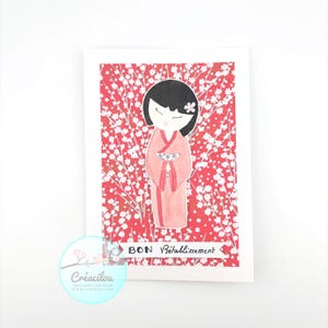 CARTE POUPEE KOKESHI Japonaise et Fleurs - Texte "Bon Rétablissement" - Convalescence - Aquarelle / Papier japonais - Tons rouge, gris