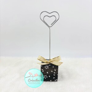 Porte PHOTOS MÉMO CARTE avec tige en cœur - Esprit amour St Valentin - Socle bois, papier washi et nœud - Motifs fleurs - Noir, blanc et or