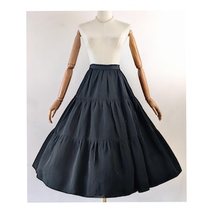 Falda vintage de tafetán negra escalonada de los años 50 - Falda circular de 360 grados hasta la pantorrilla