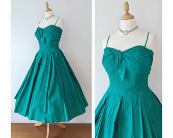 Vestido de falda circular con correa de espagueti de tafetán verde esmeralda de la década de 1950 * Vestido de fiesta de la década de 1950 * Vestido verde de ajuste y vuelo de la década de 1950 * Vestido pequeño Susan de la década de 1950