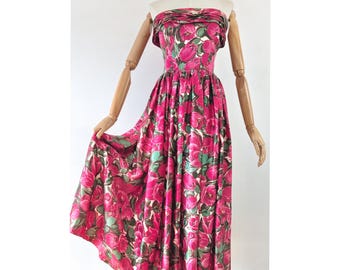 1950年代のピンクとクリーム色のサテンのストラップレスドレス、ボーン入りコルセットトップ付き