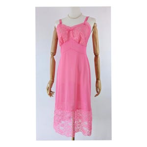 Vestido lencero rosa intenso de la marca ILGWU de los años 60 de Aristocraft * Vestido lencero vintage de nailon rosa brillante con busto de encaje * Vestido rosa de los años 60