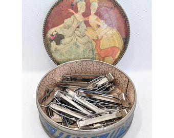 Lata Art Déco de los años 30 con juego de rulos metálicos vintage para el cabello.