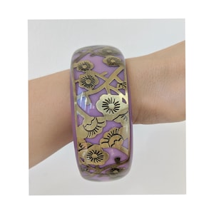 Vintage Chunky Purple Bangle with Brass Flower Pattern * Vintage Lilac Bracelet * Vintage Purple Plastic Bangle * Boho Bracelet