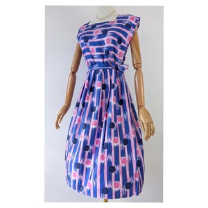 Robe vintage bleue rose à pois et rayures des années 1950