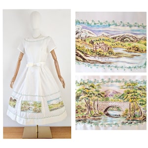 Vestido branco dos anos 1950 pintado à mão com cenas românticas do campo * Vestido vintage pintado à mão com cartões postais * Vestido vintage com estampa de novidade dos anos 1950 com castelos