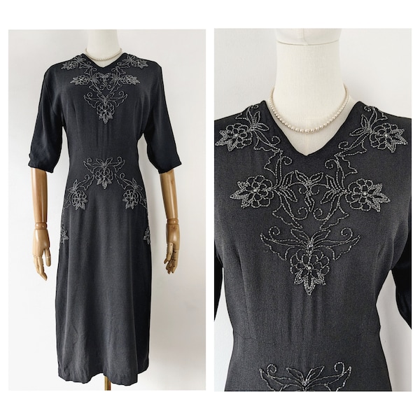 40er-Jahre-Cocktailkleid aus Crêpe mit Perlen * Schwarzes Kleid aus den 1940er-Jahren mit Perlenstickerei * Abendkleid aus den 1940er-Jahren * Schwarzes Kleid aus Krepp-Viskose aus den 1940er-Jahren * Vintage-Kleid aus den 1940er-Jahren