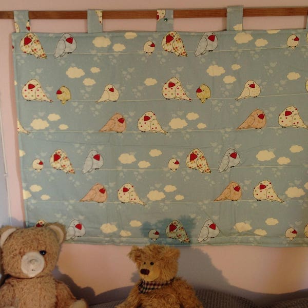 Tête de lit enfant en tissu coton bleu ciel, imprimé "petits oiseaux dans les nuages