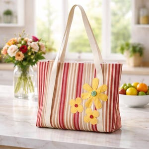 Cabas en tissu coton rayé beige et rouge façon patchwork avec appliqués de fleur set bouton cousu en leurs cœurs