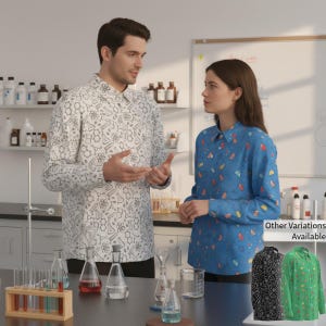 Può includere: Due persone in un laboratorio indossano camicie button-down. Una camicia è bianca con un motivo scientifico nero, l'altra è blu con forme geometriche colorate. Sono disponibili ulteriori varianti di camicie in nero e verde.
