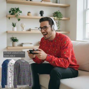 Op de afbeelding: Een rode trui met lange mouwen en een herhaald patroon van kleurrijke symbolen van gamecontrollers. De afbeelding toont een persoon die de trui draagt ​​terwijl hij een videogame speelt. Er zijn andere kleuren truien beschikbaar.