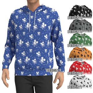 Könnte beinhalten: Blauer Kapuzenpullover mit weißem Muster aus Mäusekopf und gekreuzten Schwertern. Sieben verschiedene Farbvarianten werden gezeigt, darunter Schwarz, Grau, Grün, Orange, Rot und Weiß. Das Design wiederholt sich auf dem Stoff.
