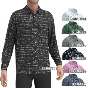 Può includere: Una camicia a maniche lunghe con sfondo nero e equazioni matematiche bianche. L'immagine mostra anche altri sei modelli di camicia: bianco, verde, grigio, nero, rosa e blu. Ogni modello è numerato.