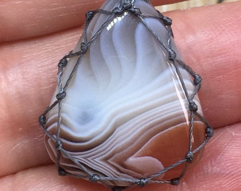 Macramé Agate de Botswana gota ajustable, pequeñas perlas de Labradorites y Garnet, hilo de nylon gris - regalo para ella - Energía positiva