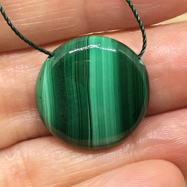 Collier ajustable avec Malachite Cabochon ronde magnifique, fil nylon vert, cristal de roche et plume en Argent - cadeau pour elle
