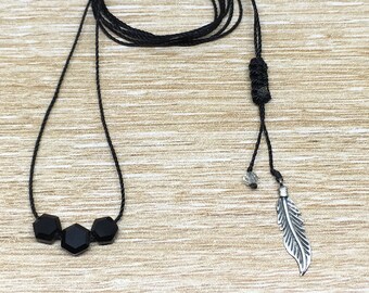 Collier avec 3 Onyx Noirs hexagonaux, fil de nylon marron ou noir, cristal de roche et plume en Argent, ajustable - ras de cou - 3 gemmes