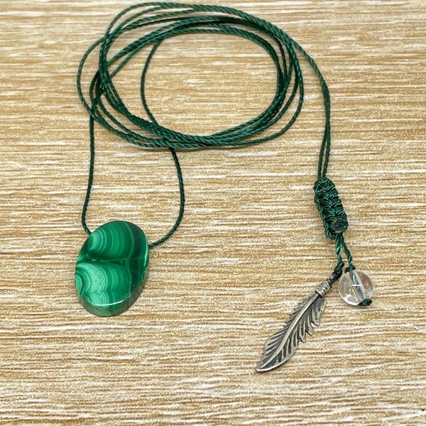 Collier ajustable avec Malachite Cabochon ovale, fil nylon vert, cristal de roche et plume en Argent - cadeau pour elle - Energie positive
