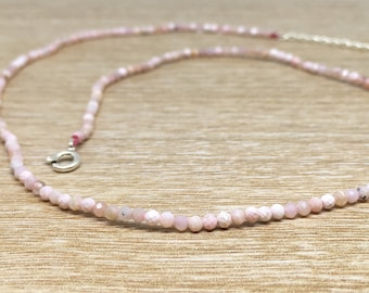 Puede incluir: Un delicado collar de piedras preciosas de ópalo rosa con cierre de plata. El collar está hecho de pequeñas cuentas facetadas y es perfecto para superponer.