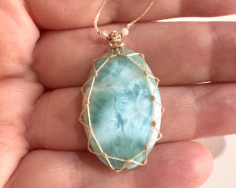 Macramê de Larimar ajustável, contas pequenas de Larimar e cristal, fio de nylon bege - Presente para ela - Pectolita azul - Energia positiva
