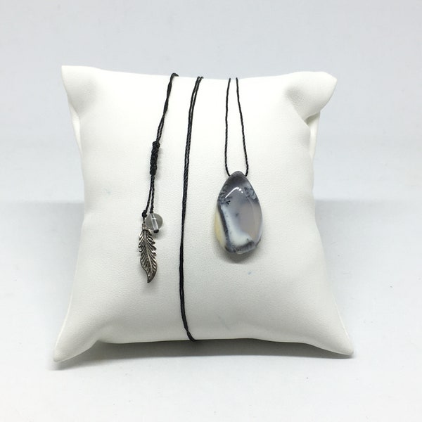 Opale Dendritique en goutte cabochon montée sur fil nylon noir en collier ajustable, cristal de roche et plume en Argent - cadeau pour elle