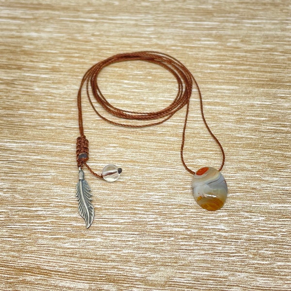 Collier Agate orange cabochon ovale, fil nylon marron - Ajustable - Plume en Argent - cadeau pour elle