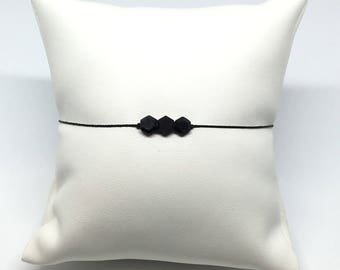 Bracelet ajustable avec 3 petits Onyx noirs facettés et taillés en hexagone - plusieurs couleurs de fil disponibles