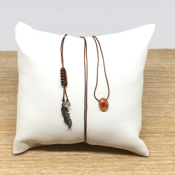Pierre de Soleil (Sunstone) ovale cabochon en collier ajustable, fil nylon marron, cristal de roche et plume en Argent - cadeau pour elle