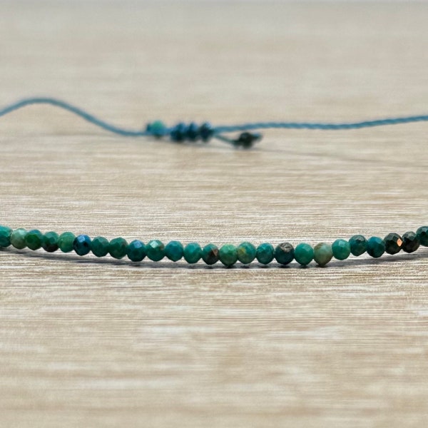 Bracelet Chrysocolle avec gemmes facettées 2mm - fil nylon bleu - Ajustable et minimaliste - cadeau pour elle - bien-être - communication